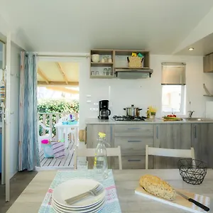 https://vacanceselect-mobil-homes-camping-platja-cambrils.catalonia-hotels.com